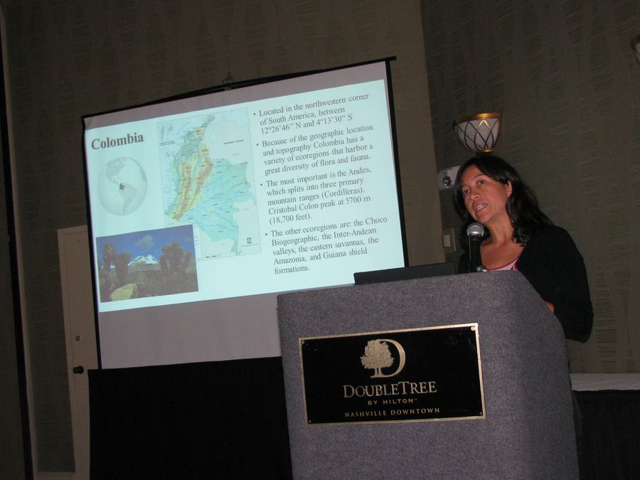 Laura Clavijo presenting her program on gesneriads in Colombia