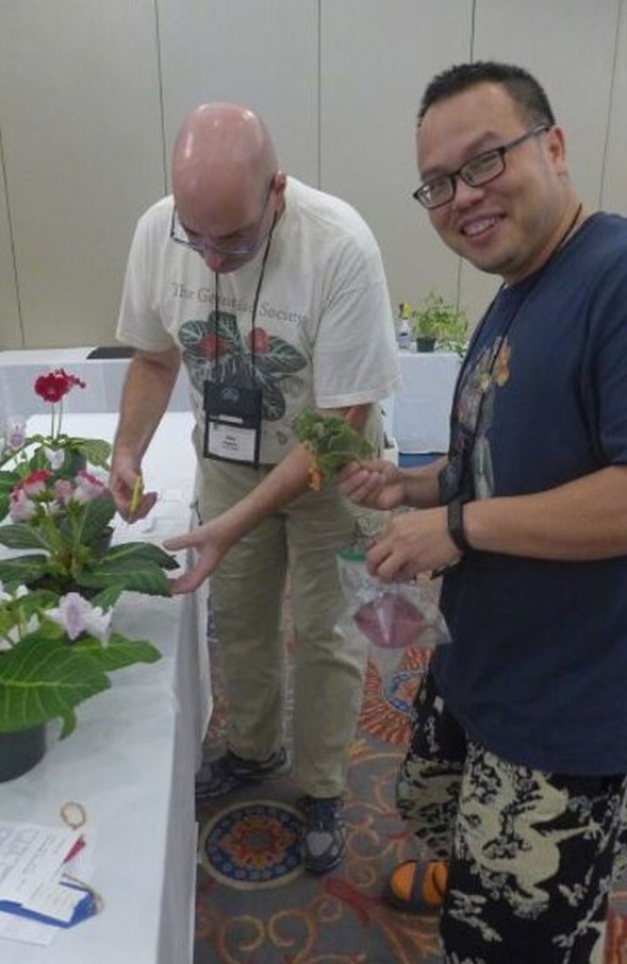 Jay Sespico sharing cuttings of his show plants at breakdown with Wen Fang
